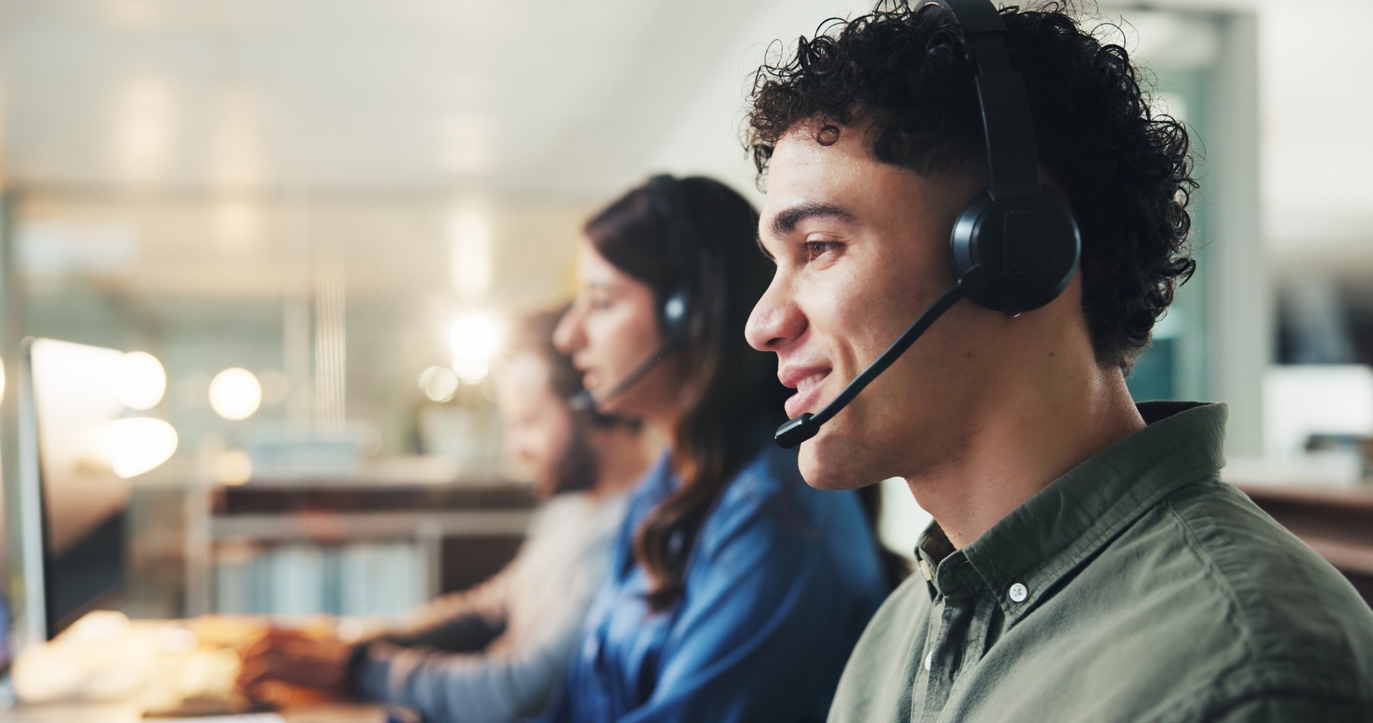 contact-centre-agents-web-shutterstock_2676508381 contact-centre-agents-web-shutterstock_2676508381